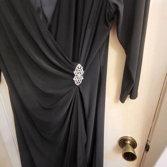 R&M Richards Knee-Length Evening Dress – Gently Used, Perfect for Christmas - Picture 4 of 5